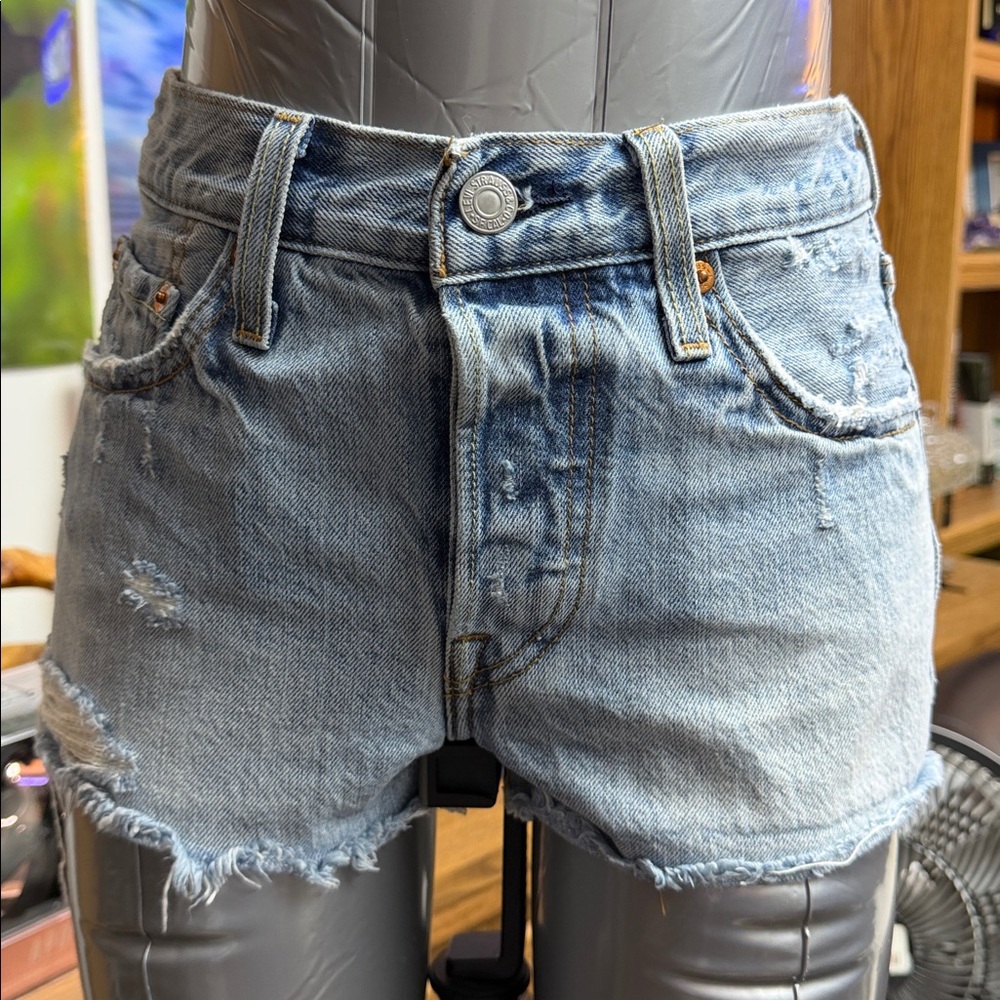 Levi’s 501 High Rise Cut Off Shorts Size 25 Light Wash Distressed Denim - Picture 4 of 6